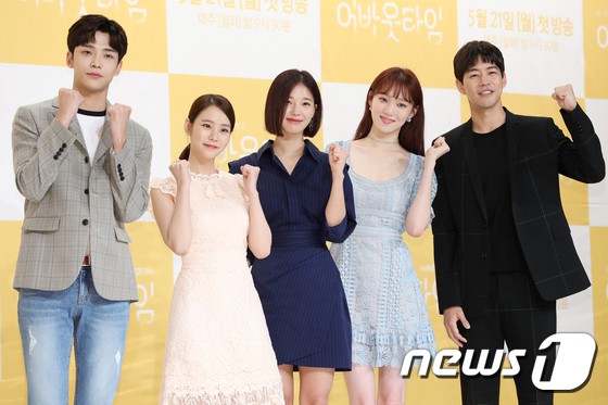 Phải đuổi diễn viên vì quấy rối tình dục, phim của Tiên nữ cử tạ Lee Sung Kyung vẫn họp báo ra mắt đúng tiến độ